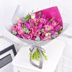 Весенняя серенада - букет из фиолетовых тюльпанов и розовой эустомы 3