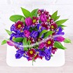 Звездопад - коробка с ирисами и фиолетовыми тюльпанами 3